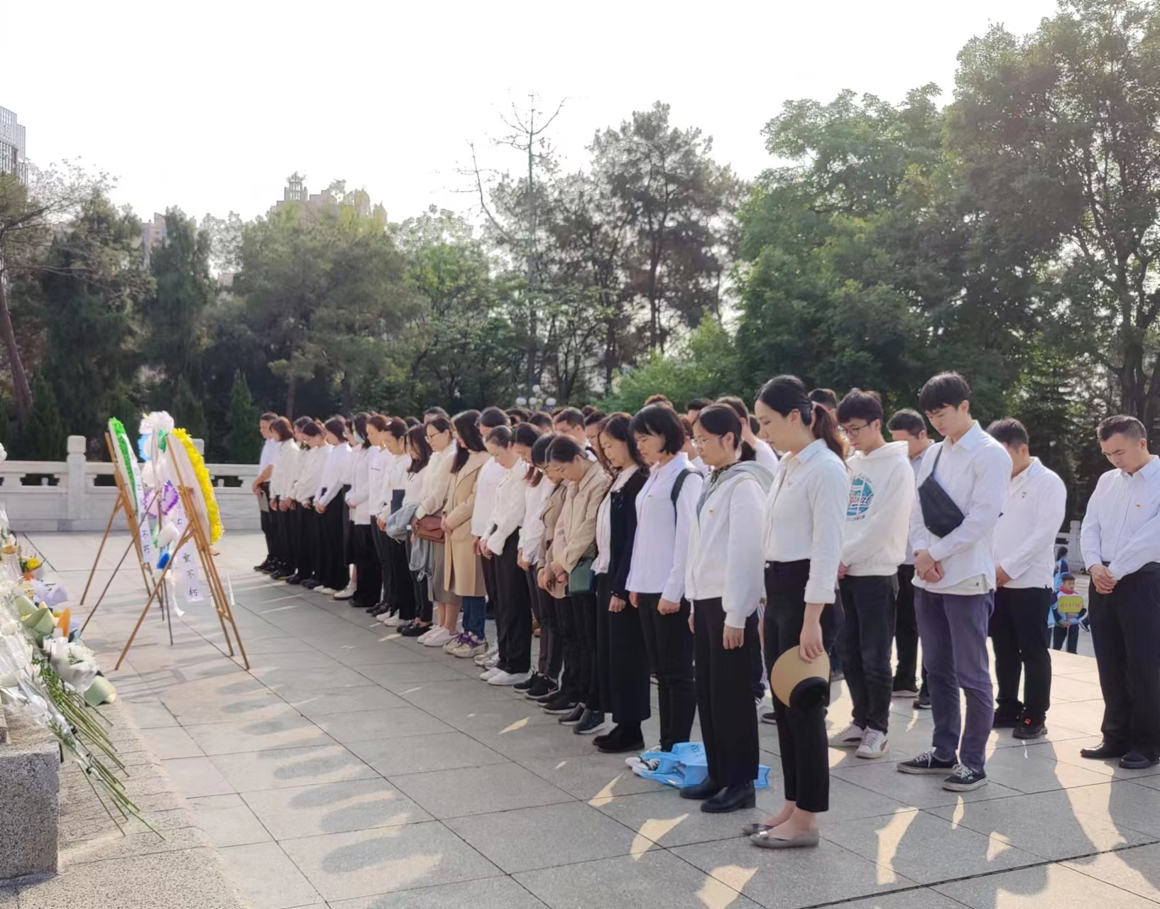 市排水公司黨總支、南寧建康環(huán)保公司黨支部開(kāi)展“緬懷革命先烈，賡續(xù)紅色基因”聯(lián)合主題黨日活動(dòng)